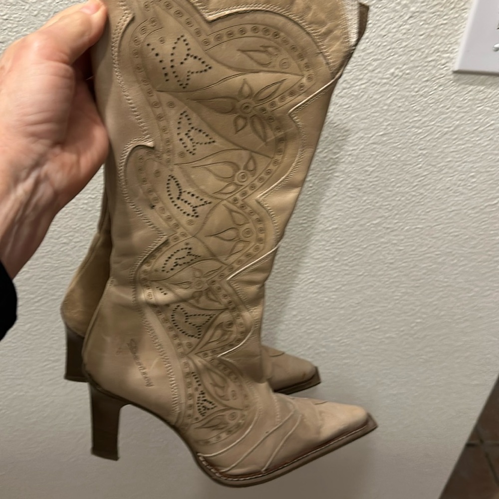 Will love these boots.  Great detail very fashionable.